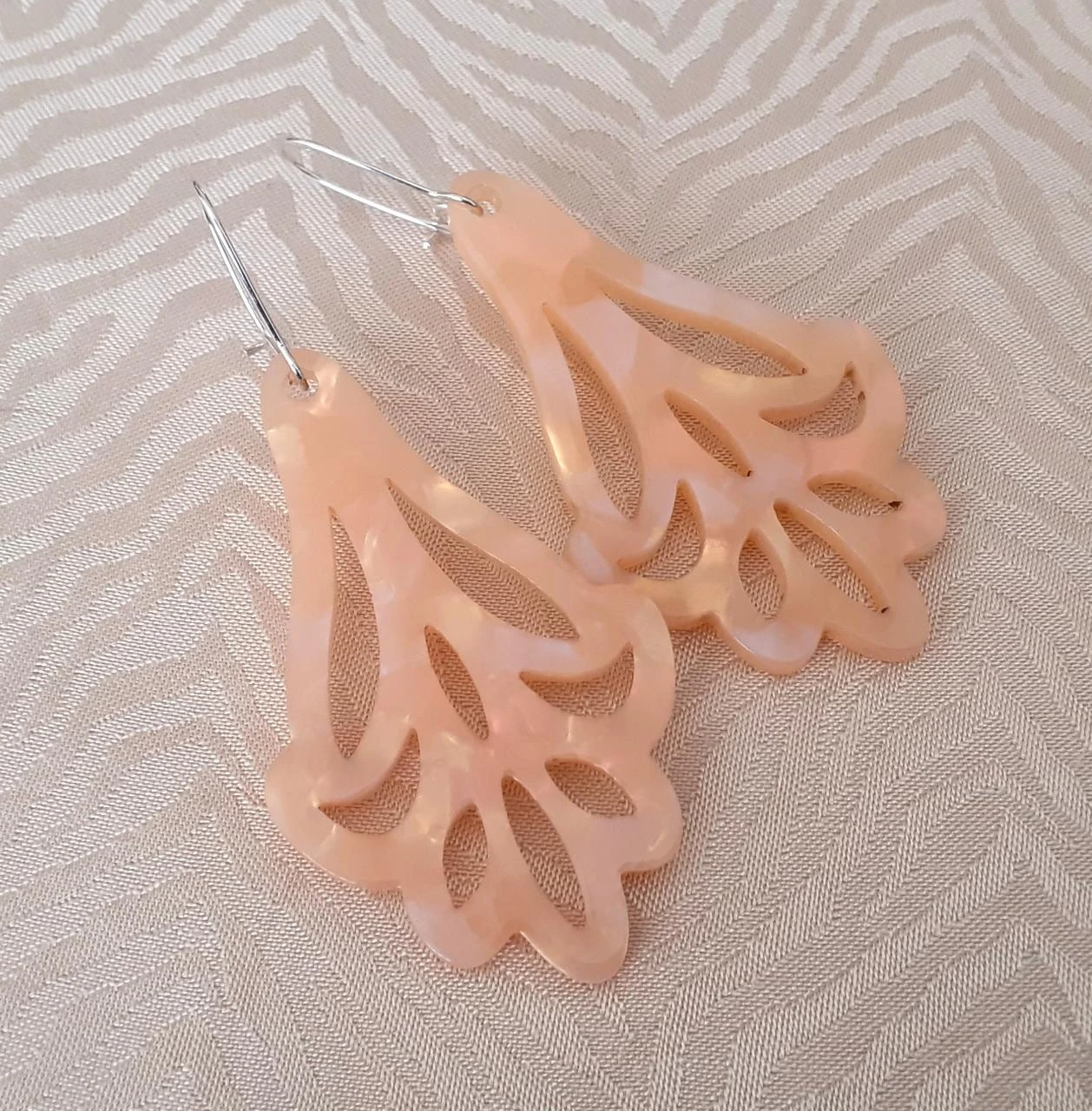 pendientes colgantes ornamento en resina con efecto ópalo – photo 4